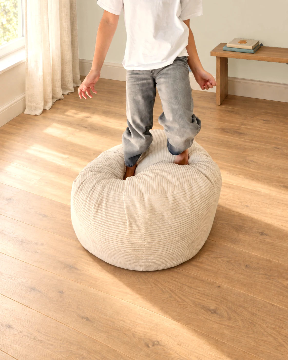 Dziecko odpoczywające na miękkim Futon Bean Bag
