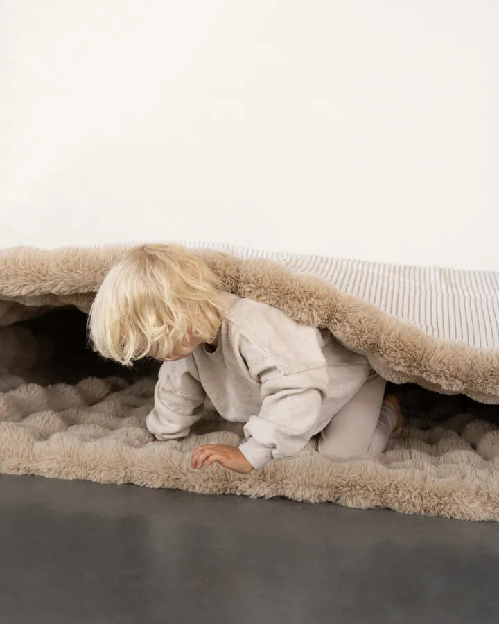 Dziecko na Snuggle Bag rozłożonym w matę
