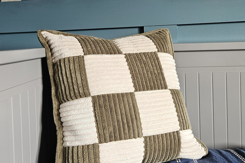 Check Cushion Dusty Sage Vanilla, strona w szachownicę