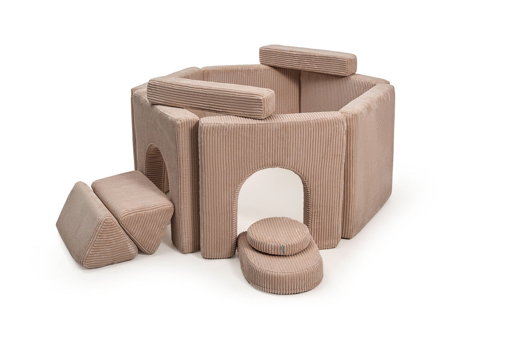 Baza zbudowana z Arches Mini i sofy Mini w kolorze Chocolate