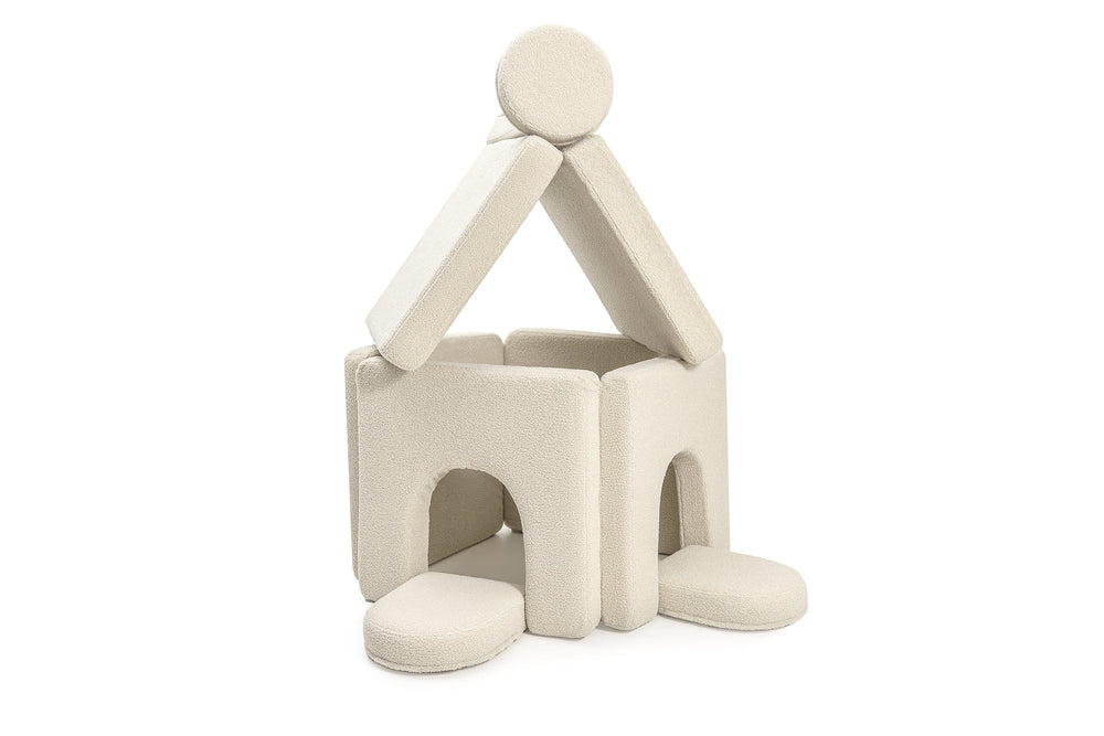 Wieża z dachem zbudowana z Arches Teddy w kolorze Soft Cream