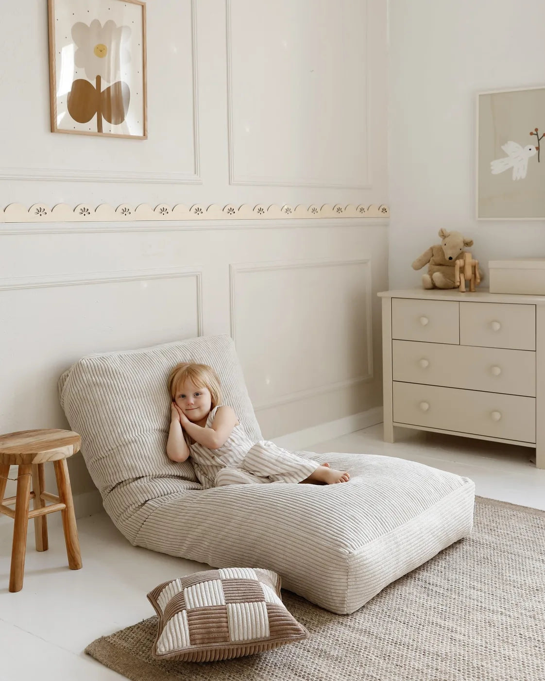 Materac Futon jako leżanka na podłodze, oparta o ścianę