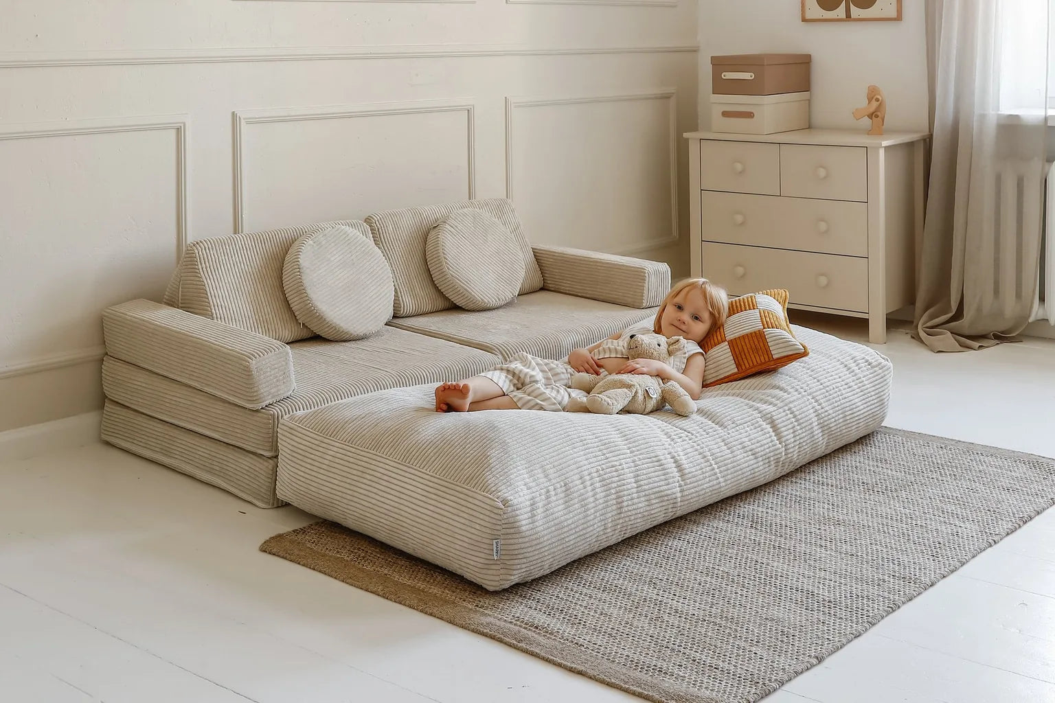 Dziecko odpoczywa na materacu Futon położonym na Shappy Play Sofa