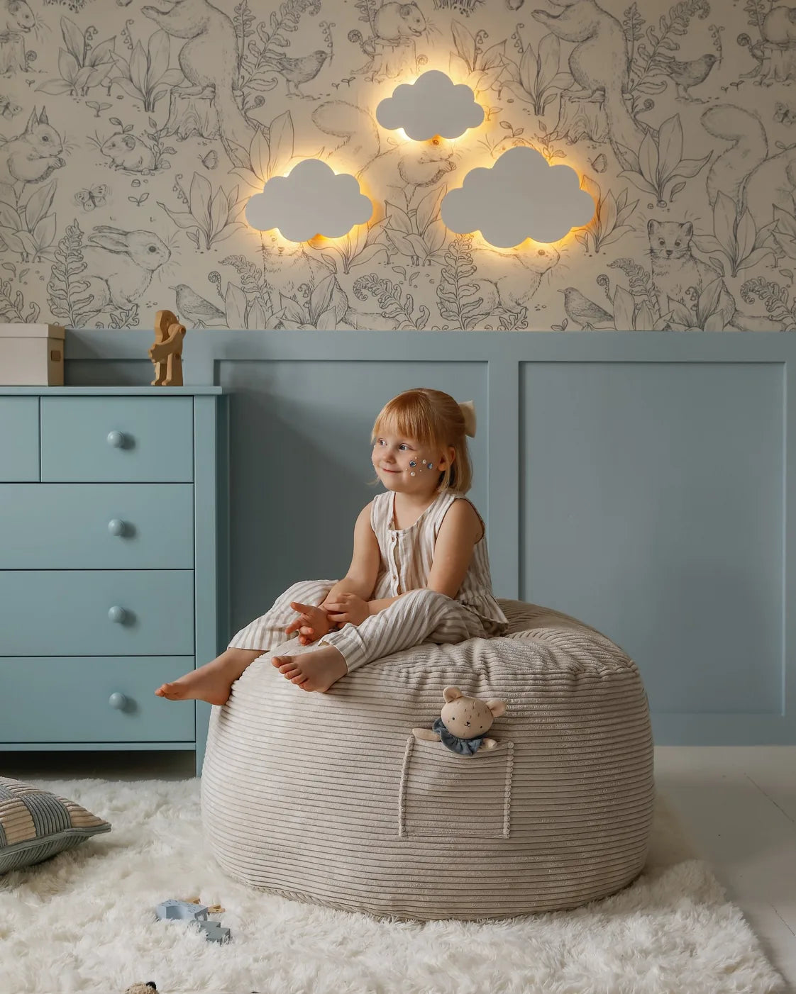 Dziewczynka rozsiadła się w pufie Futon Bean Bag w kolorze Vanilla