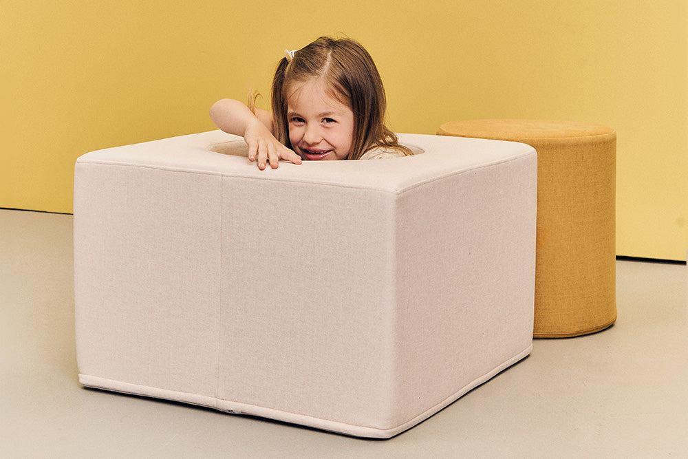 Dziewczynka wygląda zza kostki z zestawu Playset