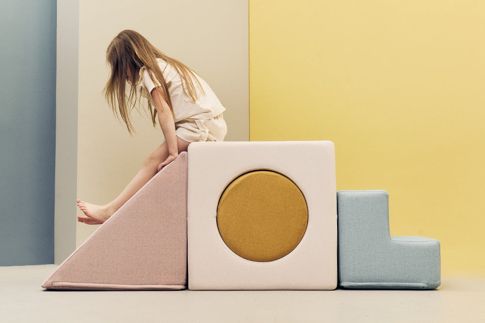 Dziewczynka wspina się na zjeżdżalnię z zestawu Playset