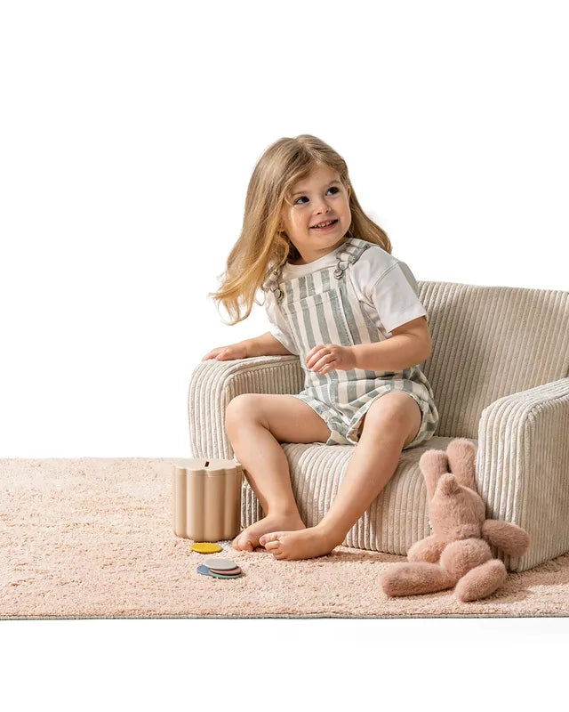 Dziecko siedzi w foteliku Lumi Chair Corduroy