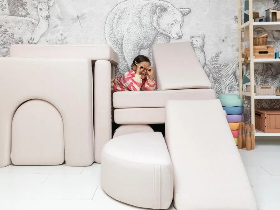 Play Sofa Original w kolorze Soft Beige przebudowana do zabawy, z Arches i dodatkowymi modułami