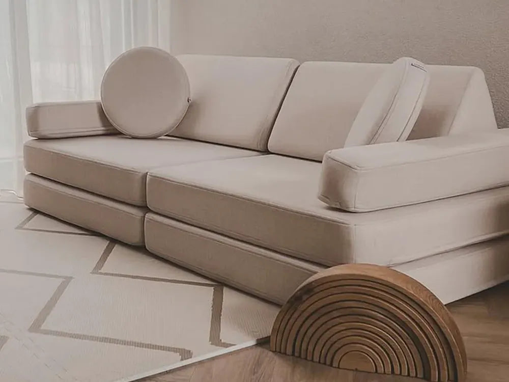 Play Sofa Original w kolorze Soft Beige złożona w salonie