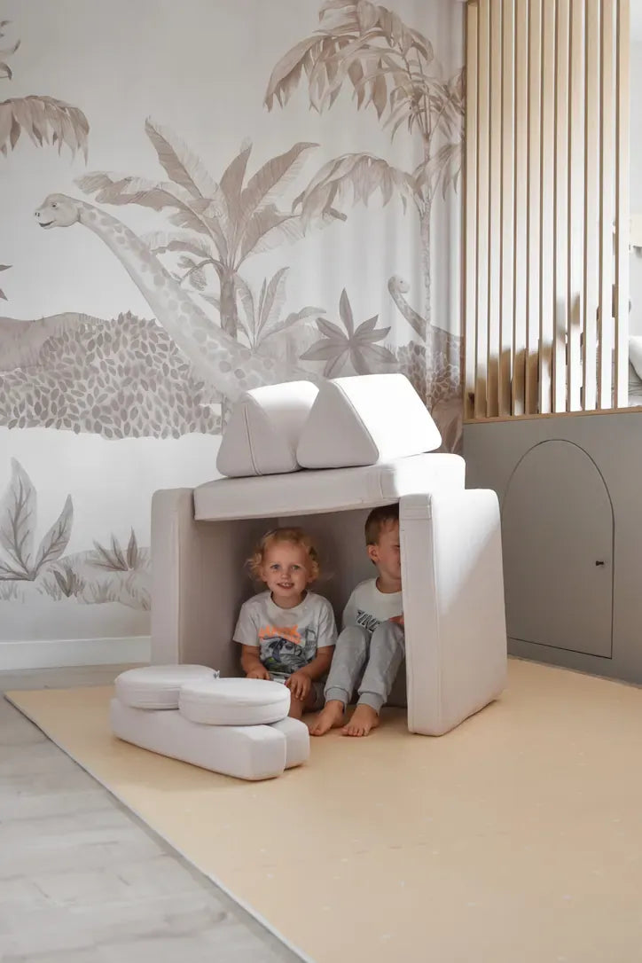 Dwoje dzieci w kryjówce zbudowanej z Play Sofa Original Mini w kolorze Soft Beige