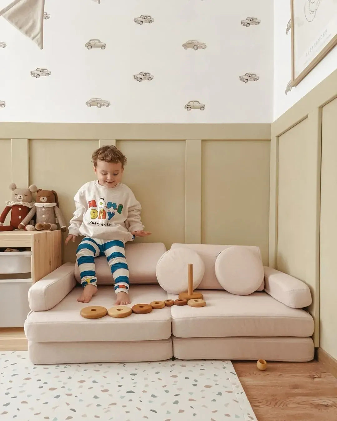 Dziecko na Play Sofa Original Mini w pokoju dziennym
