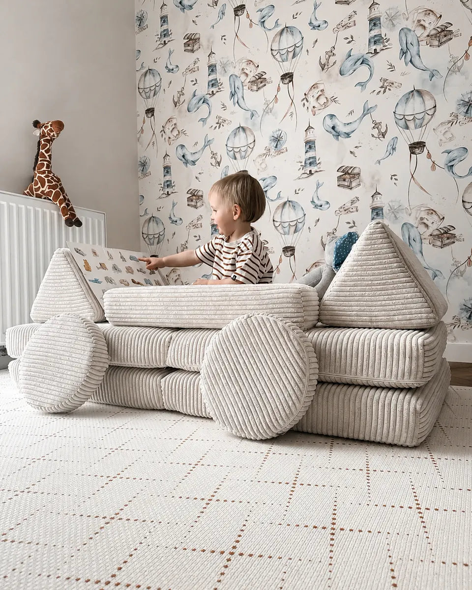 Maluch wybiera nową konstrukcję na Play Sofa Pure Corduroy Mini