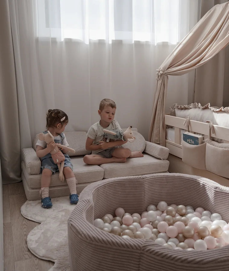 Dwoje dzieci razem na Play Sofa Pure Corduroy Mini w kolorze Vanilla