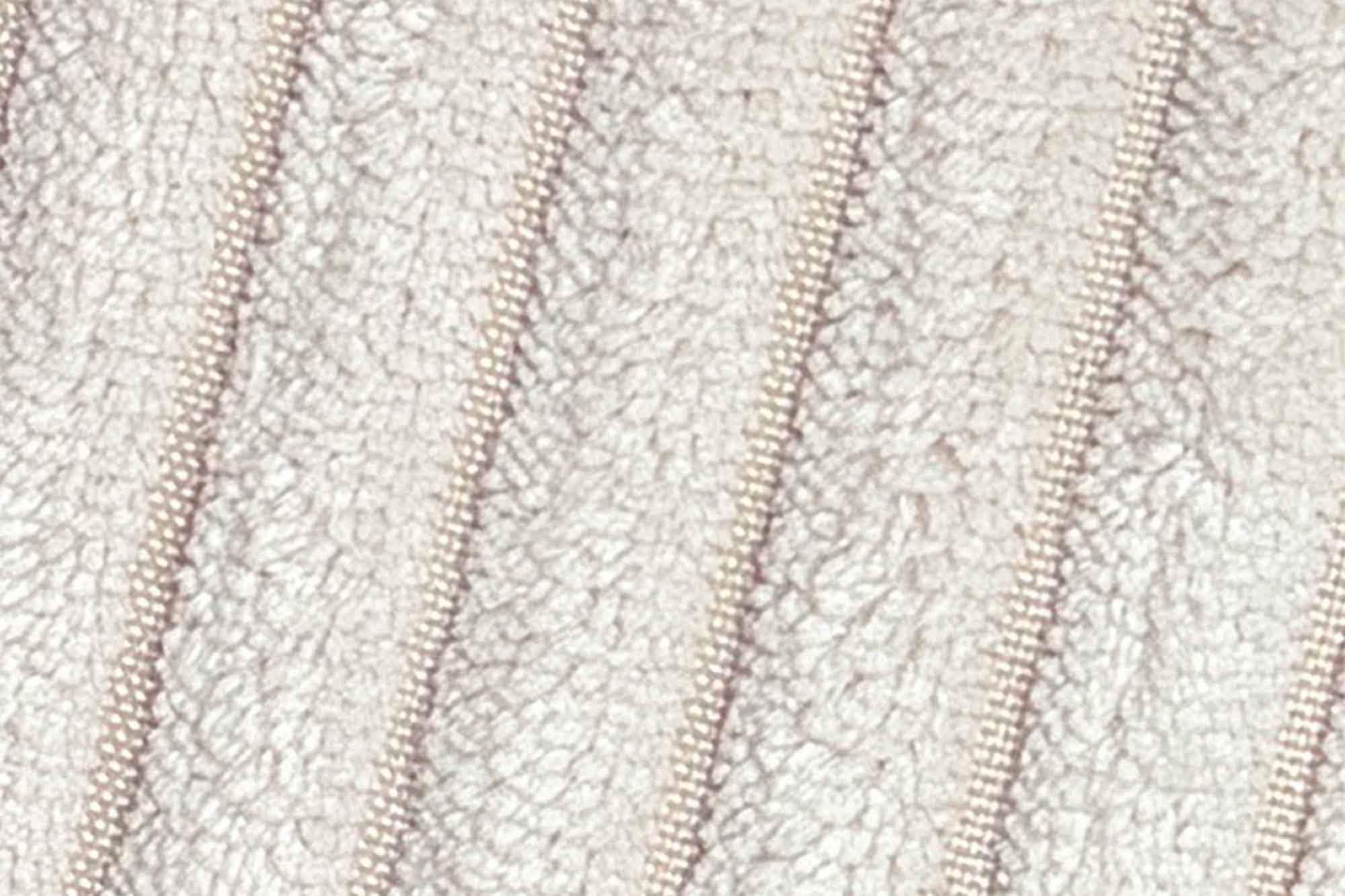 Zbliżenie sztruksu o szerokich prążkach na jednej z poduch Play Sofa Pure Corduroy Mini w kolorze Vanilla