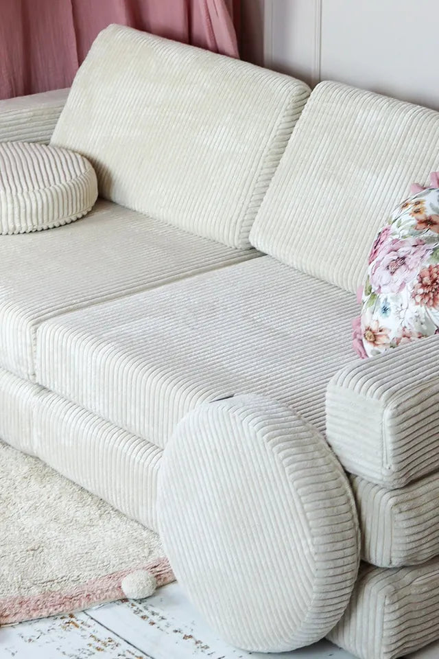 Sztruksowa sofa do zabawy w kolorze Vanilla w pokoju dziecięcym