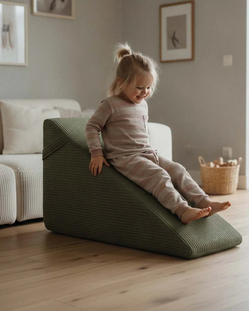 Dziecko zjeżdża ze Slide Corduroy w kolorze Dusty Sage