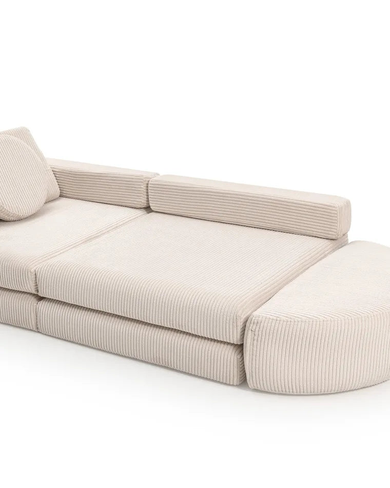 Rocker Corduroy w kolorze Vanilla na końcu rozłożonej sofy do zabawy