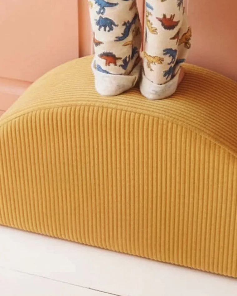 Dziecko stoi na Rockerze Corduroy w kolorze Honey