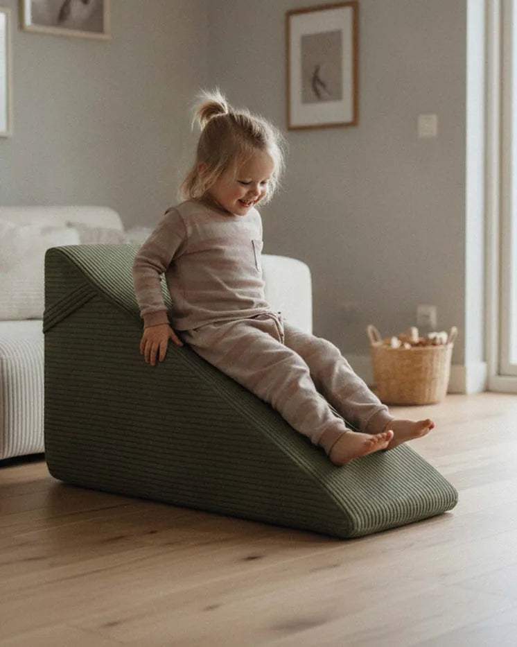 Dziecko zjeżdża ze Slide Corduroy w kolorze Dusty Sage