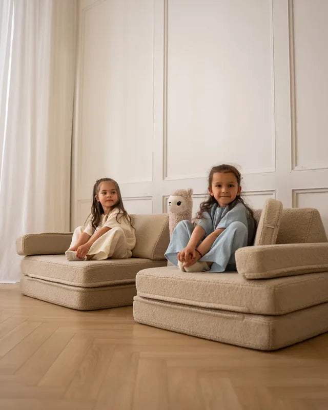 Dwoje dzieci siedzi na Play Sofa Original Teddy