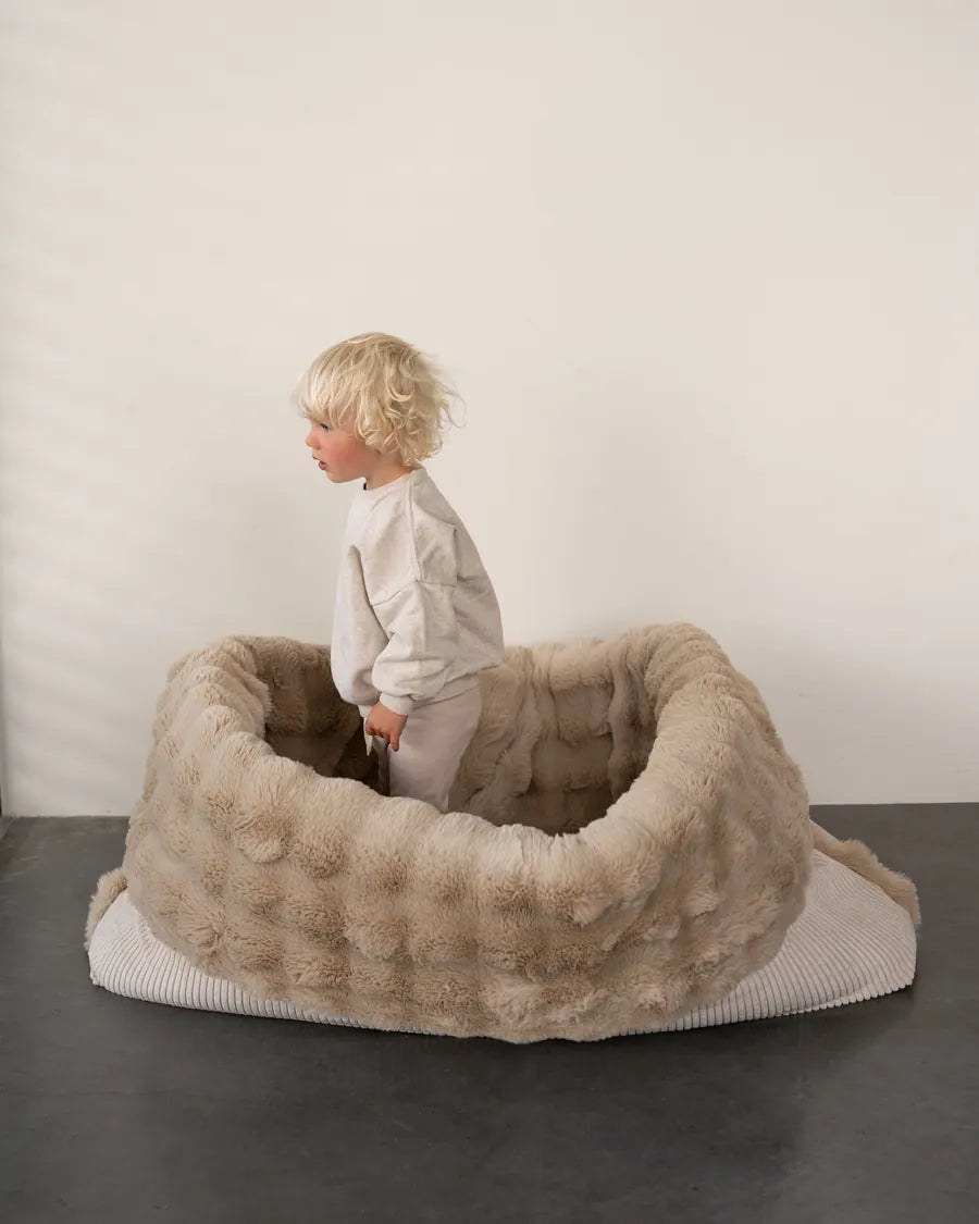 Dziecko stoi w Snuggle Bag