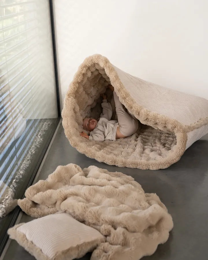 Snuggle Bag na boku, sztruksem na zewnątrz, z dzieckiem w środku