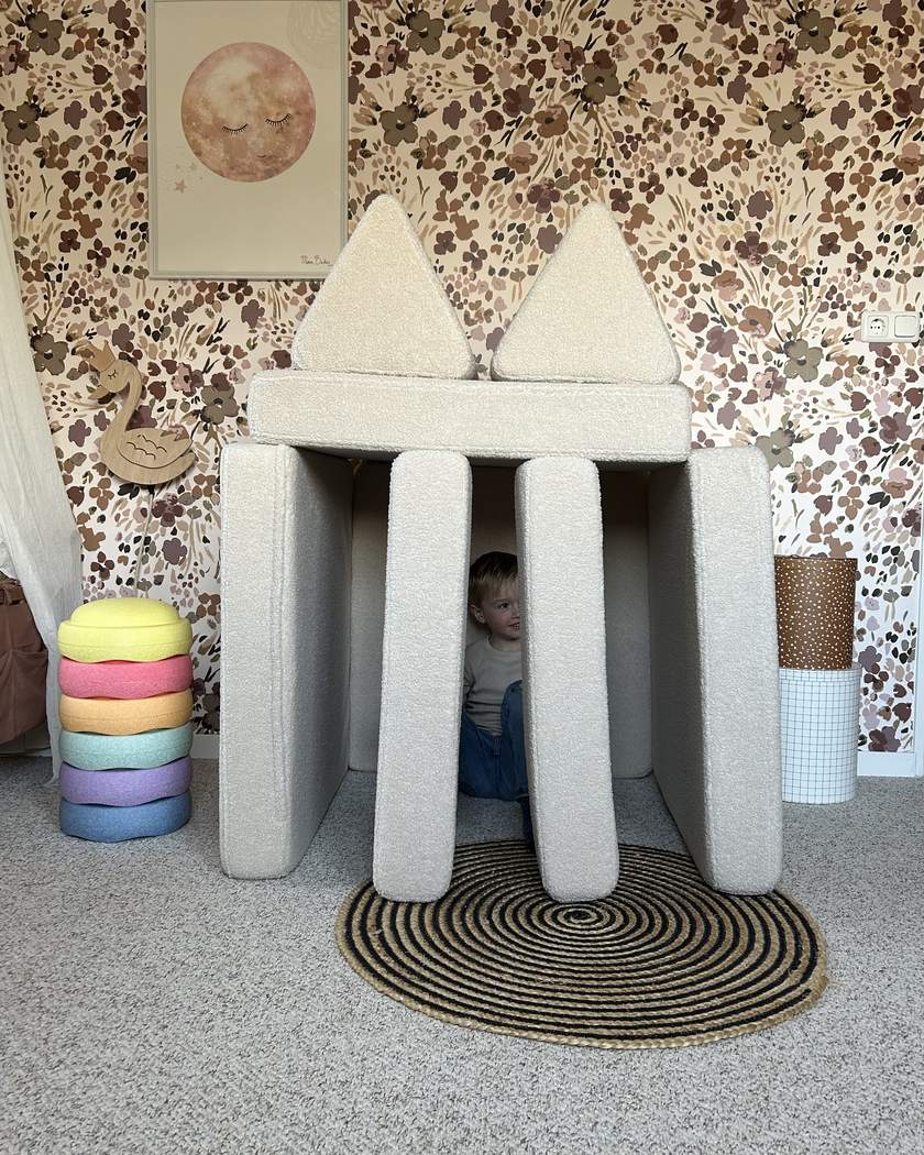 Chłopiec pod mostem zbudowanym z Play Sofa Original Teddy