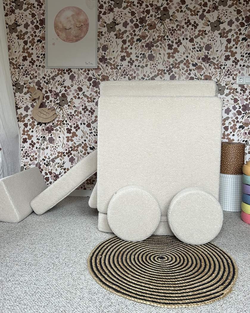 Samochód zbudowany z Play Sofa Original Teddy z okrągłymi poduchami zamiast kół