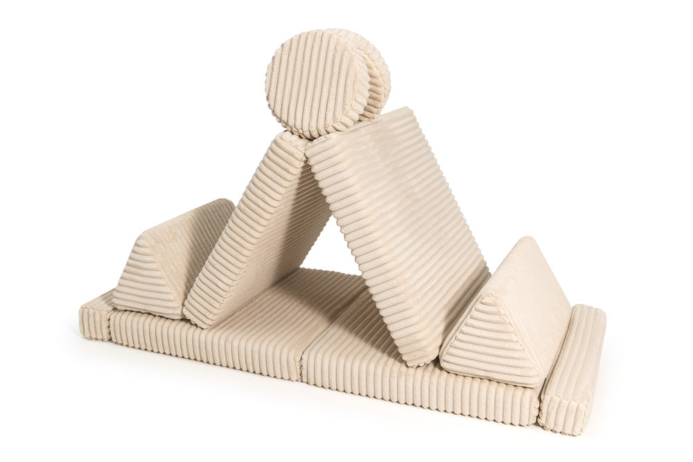 Tipi zbudowane z Play Sofa Waffle w kolorze Cream Beige