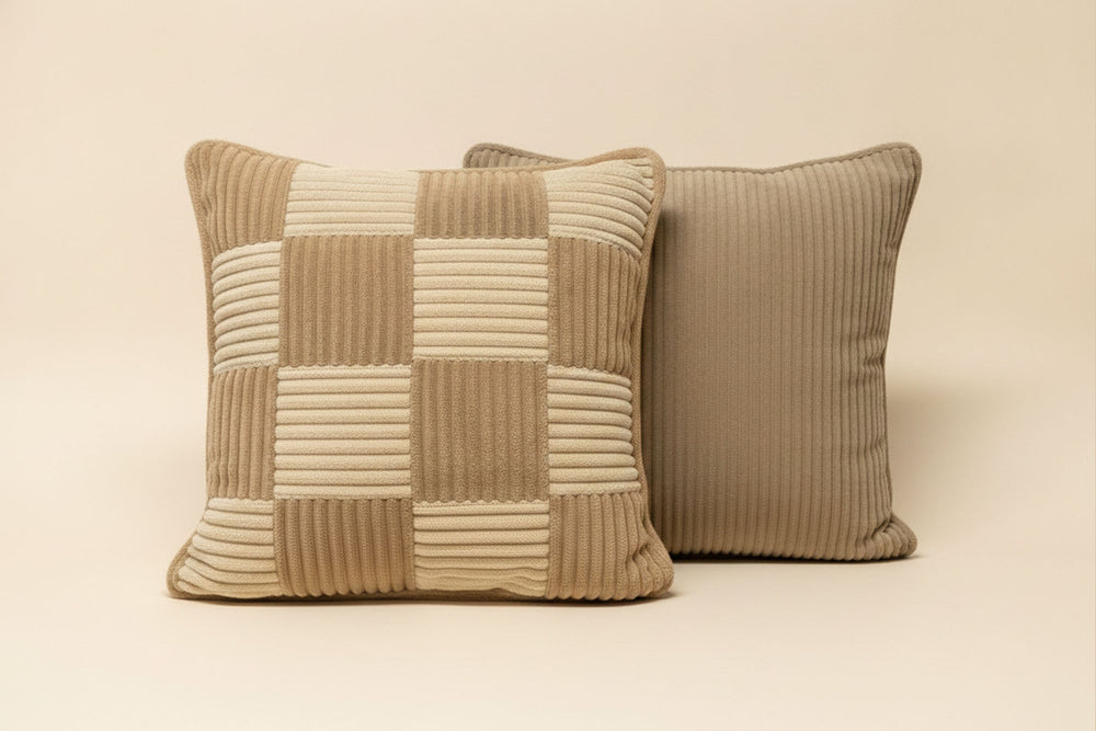 Check Cushion Mocca Vanilla od strony w szachownicę i od strony gładkiej