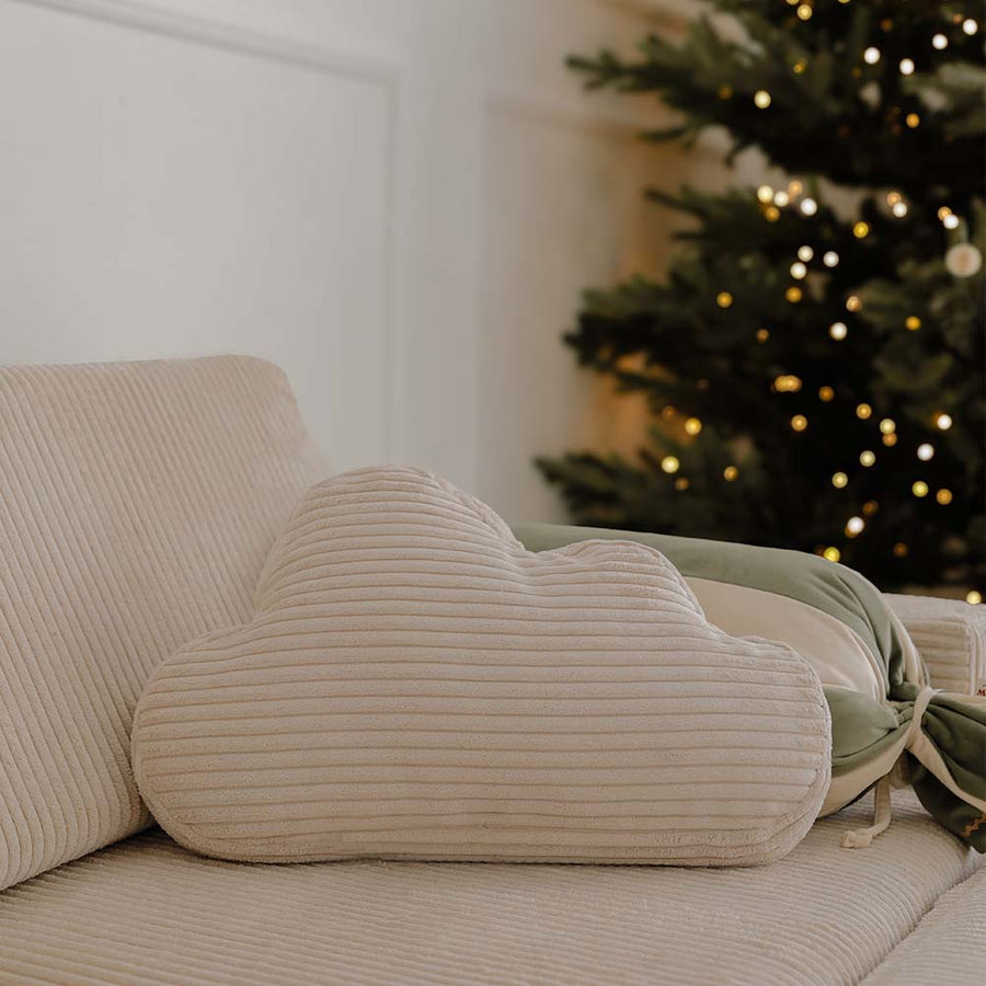 Cloud Cushion na sztruksowej sofie do zabawy