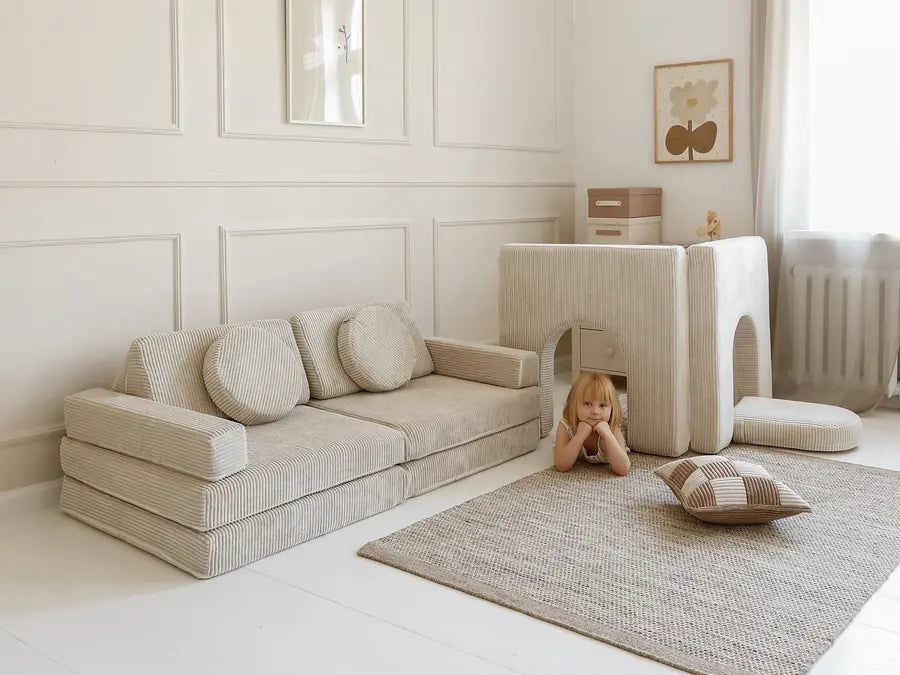 Play Sofa z Arches w sztruksie Vanilla, dziewczynka w domku z Arches