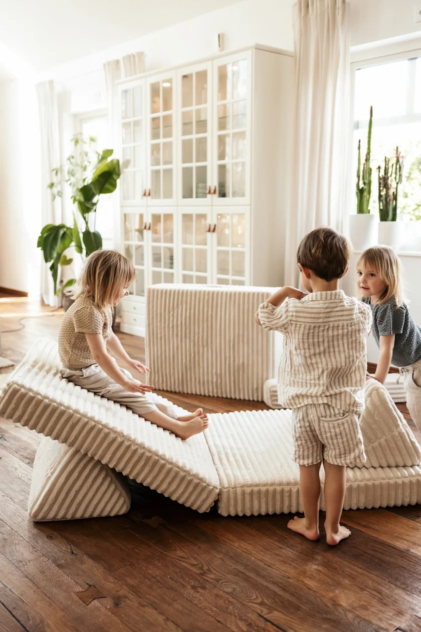 Dzieci bawią się na rampie zbudowanej z Play Sofa Waffle