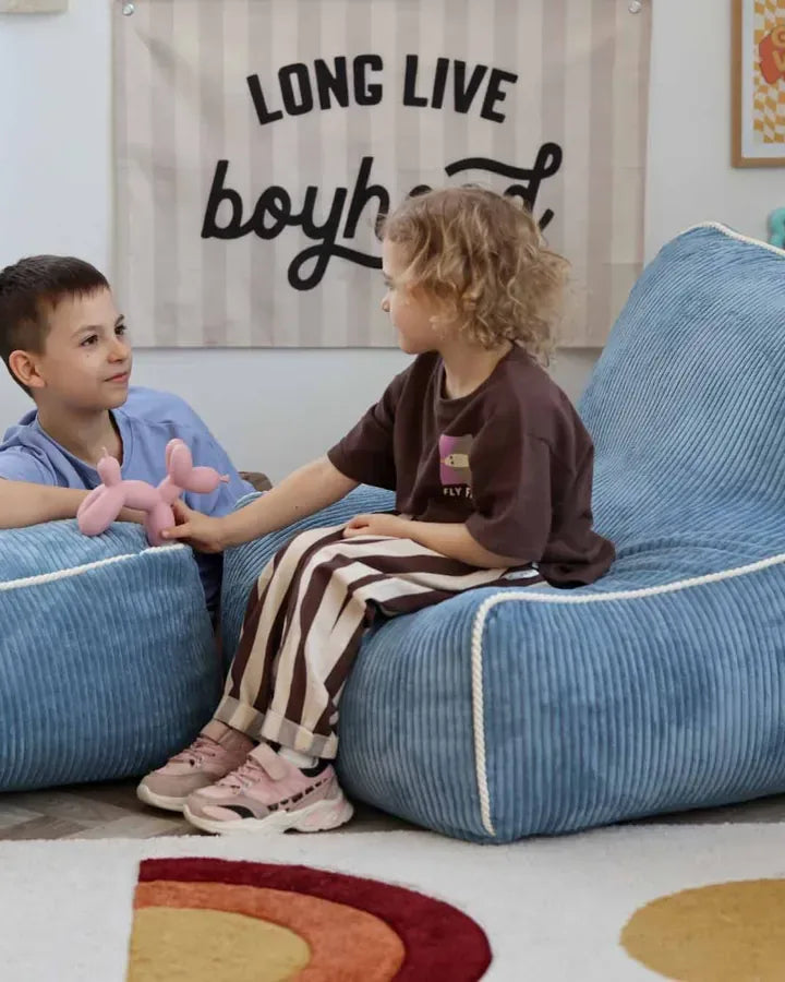 Dzieci na fotelu i pufie Kumo w kolorze Sky Sugar