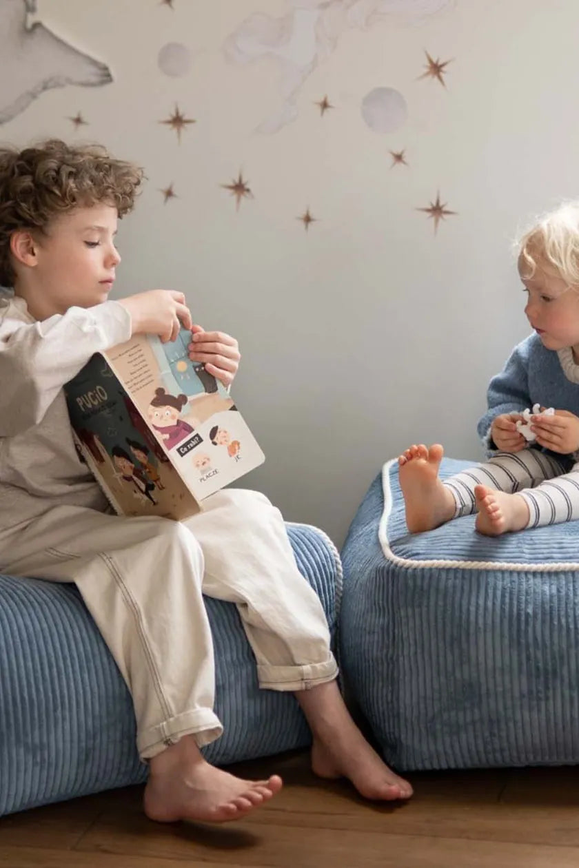 Dwoje dzieci na fotelu i pufie Kumo w kolorze Sky Sugar