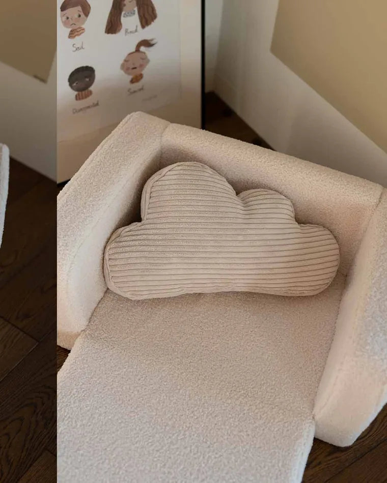 Maluch siedzi na foteliku Lumi Chair z poduszką Cloud Cushion