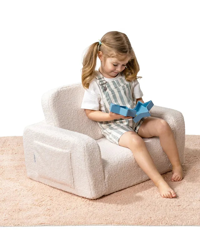 Dziecko bawi się na foteliku Lumi Chair Teddy