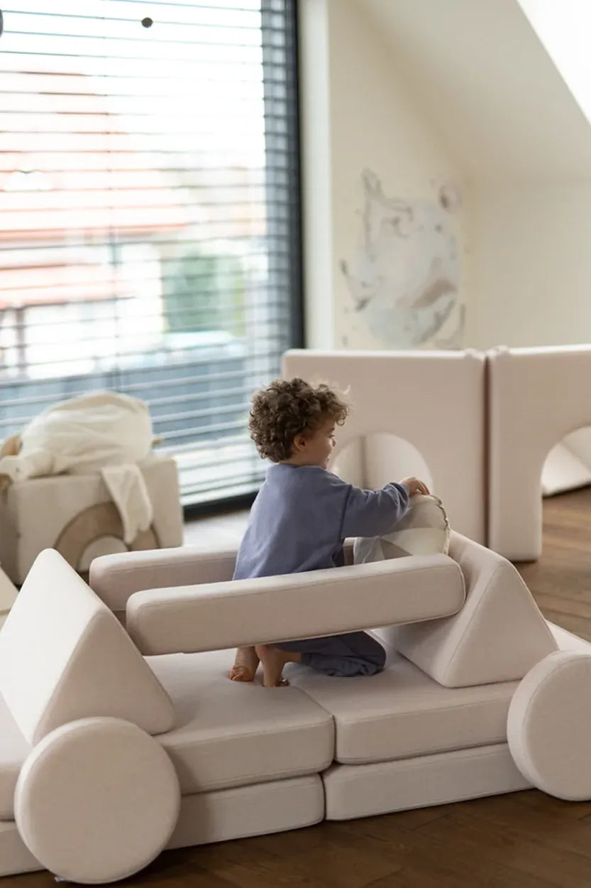 Dziecko buduje samochód z Play Sofa Original w kolorze Soft Beige