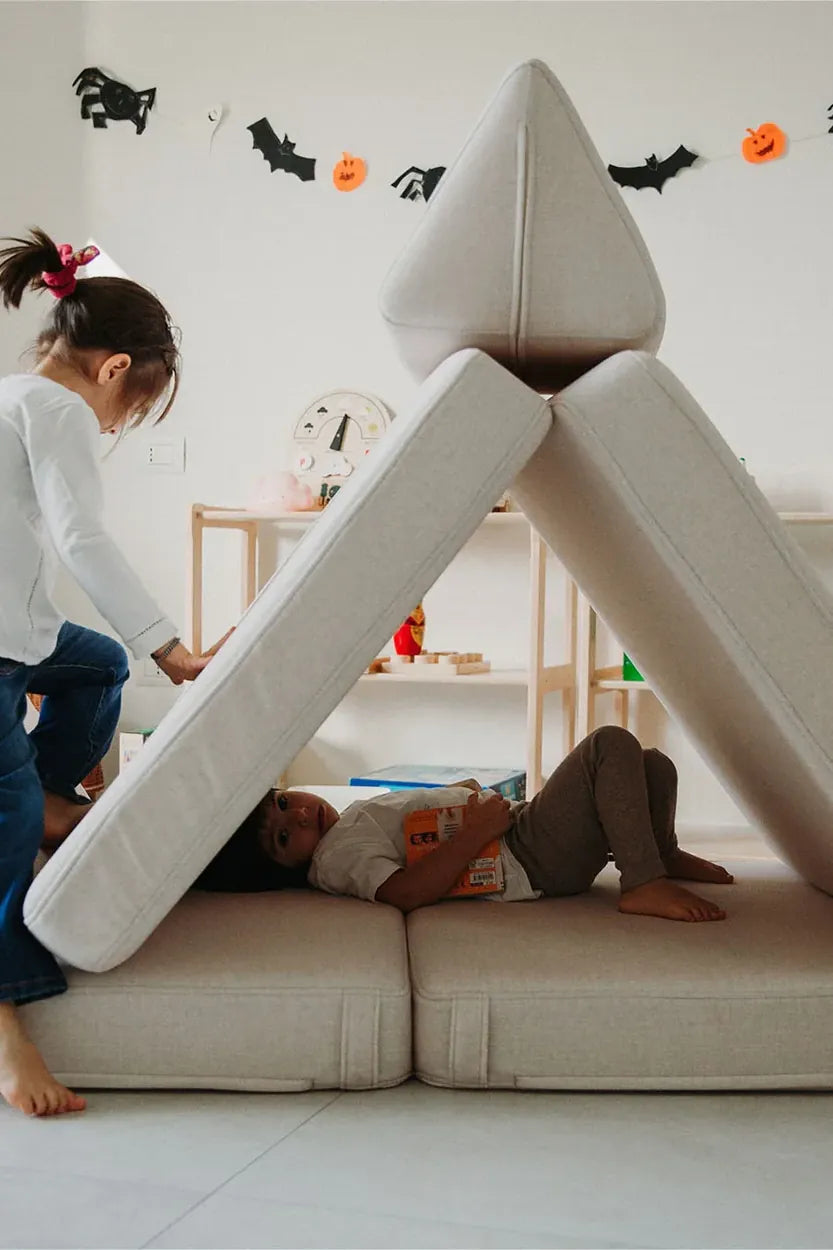 Dzieci bawią się w tipi zbudowanym z Play Sofa Original w kolorze Soft Beige