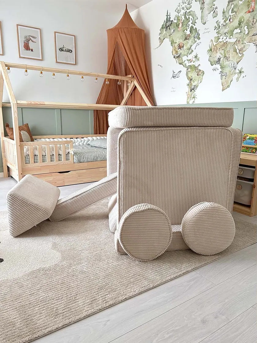 Samochód z okrągłymi kołami zbudowany z Play Sofa Original Corduroy w kolorze Vanilla