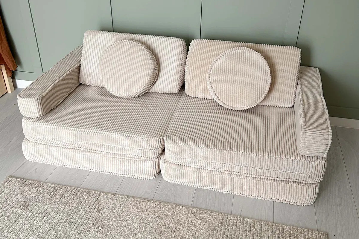 Play Sofa Original Corduroy w kolorze Vanilla z okrągłymi poduchami w pokoju dziennym