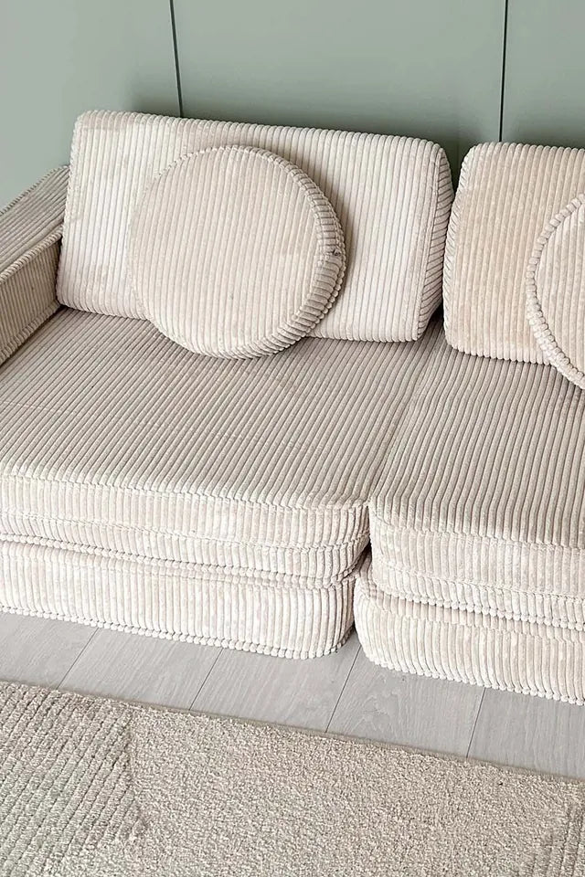 Play Sofa Original Corduroy w kolorze Vanilla w pokoju dziennym