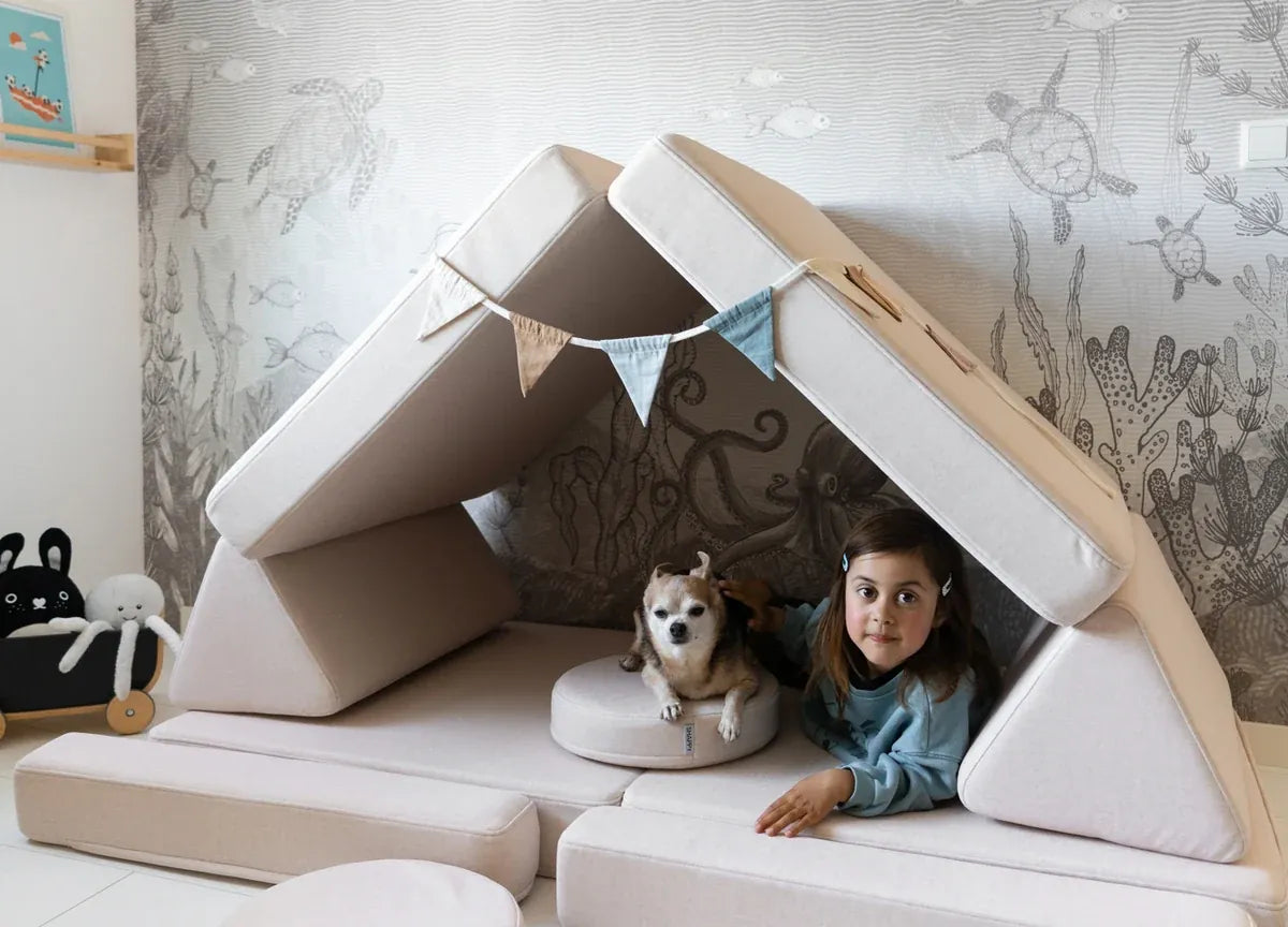 Dziecko i pies w kryjówce zbudowanej z Play Sofa Original w kolorze Soft Beige