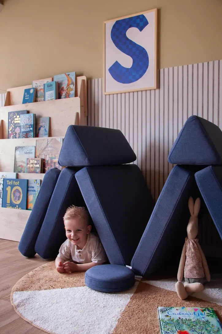 Maluch w kryjówce zbudowanej z Play Sofa Original Mini w kolorze Navy Blue