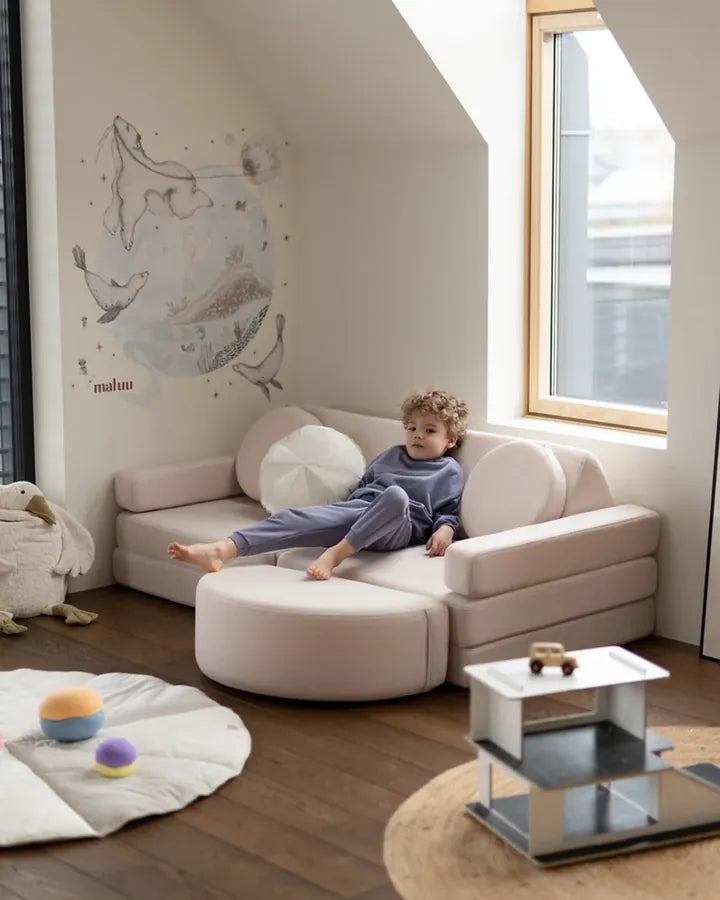 Play Sofa Original w kolorze Soft Beige w pokoju dziennym