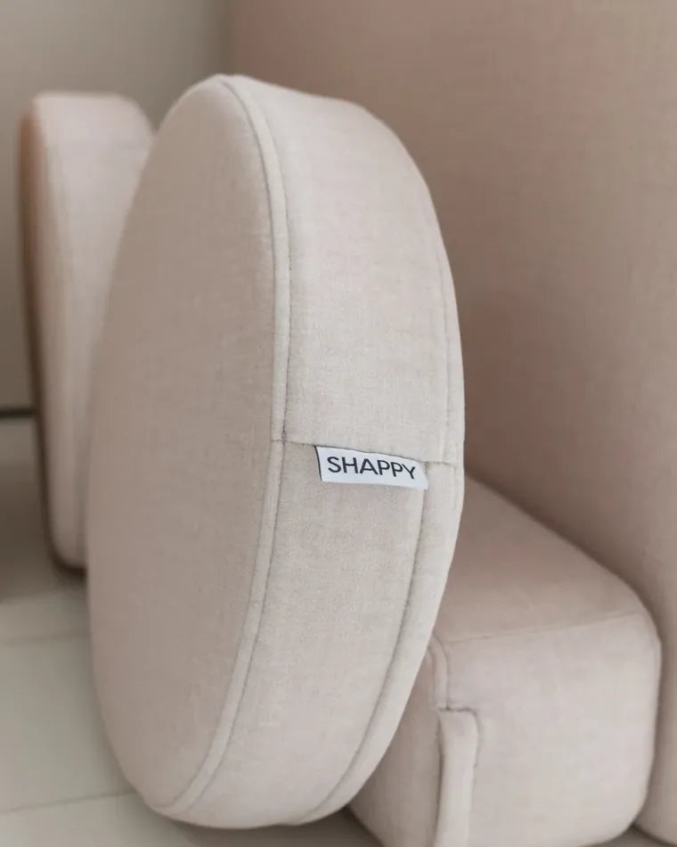 Podwójnie przeszyta krawędź poduchy Ultra Plush w kolorze Soft Beige z metką SHAPPY