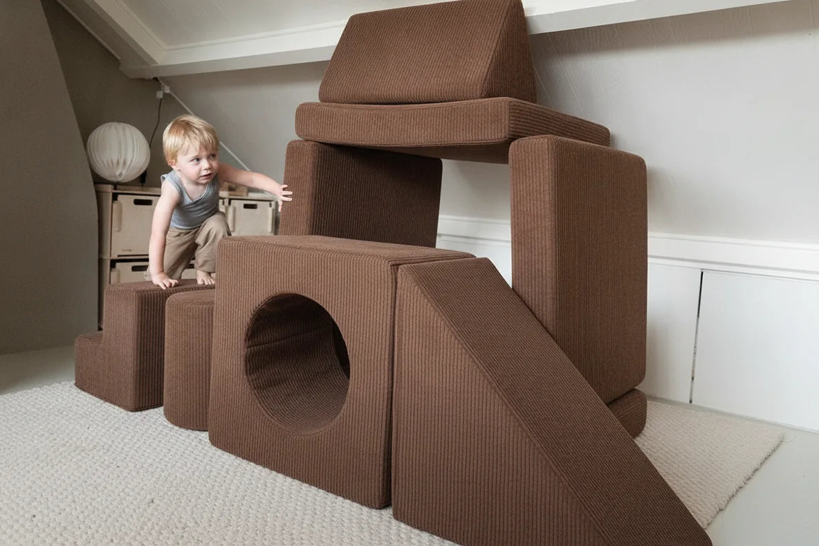 Dziecko wspina się na konstrukcję z zestawu Playset Corduroy w kolorze Chocolate