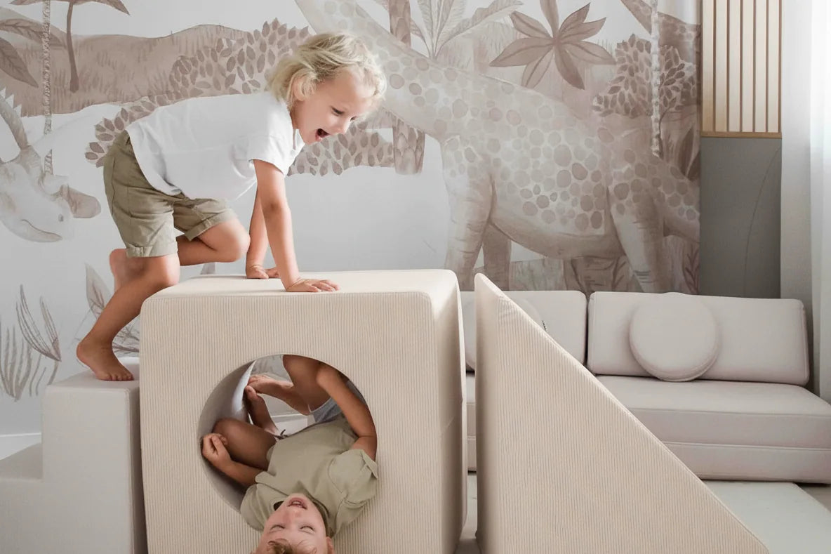 Chłopiec przeczołguje się przez kostkę, a drugie dziecko wspina się na nią, Playset Corduroy w kolorze Vanilla