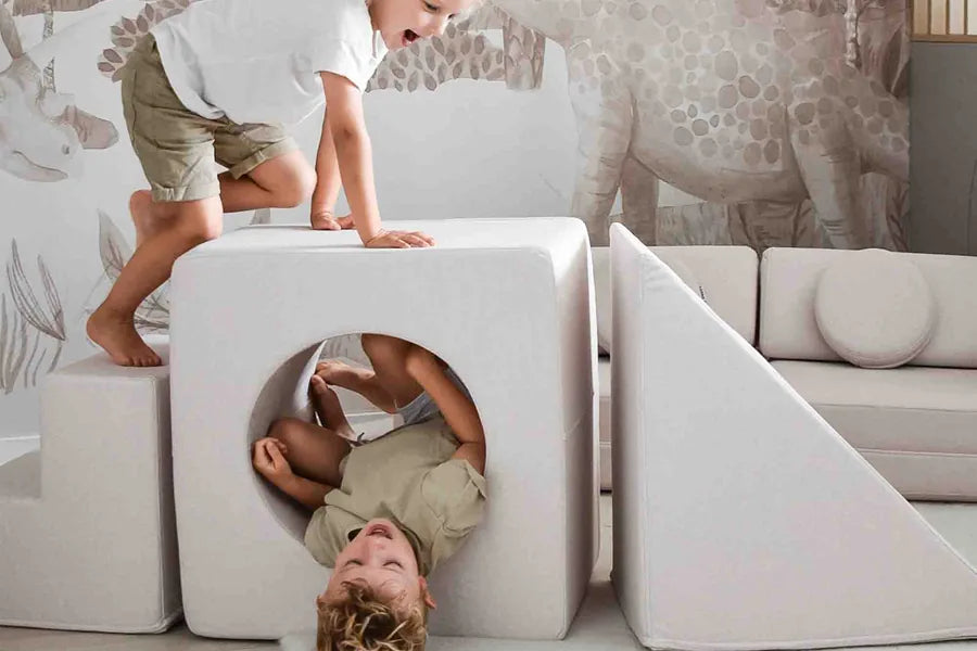 Chłopiec przeczołguje się przez kostkę, a drugie dziecko wspina się na nią, Playset w kolorze Soft Beige