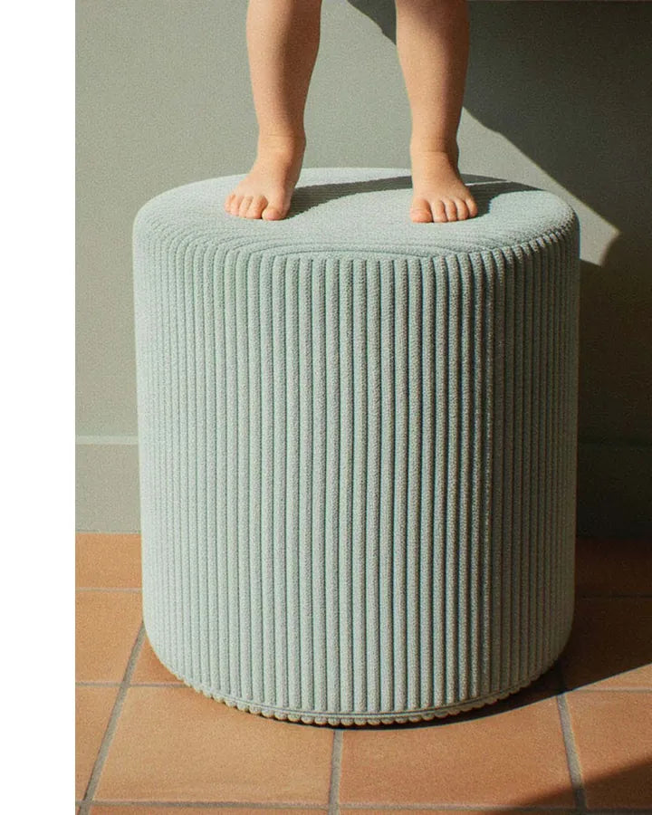 Dziecko stoi na pufie Shappy Pouf Corduroy w kolorze Peppermint